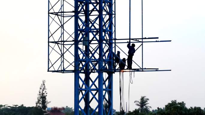 建筑工人焊接基建开发吊臂塔吊项目进度