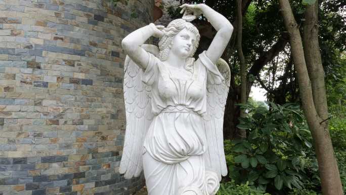 凤岭儿童公园欧式城堡门口女性汉白玉石雕像