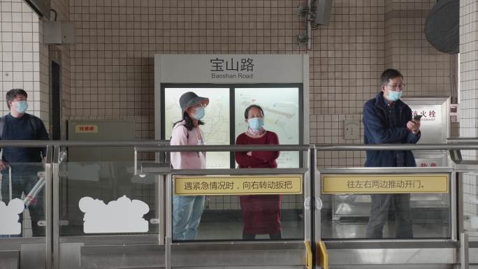 上海轨道交通站台戴口罩人群候车