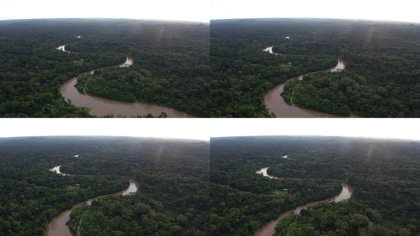 热带河流蜿蜒穿过热带森林的鸟瞰图