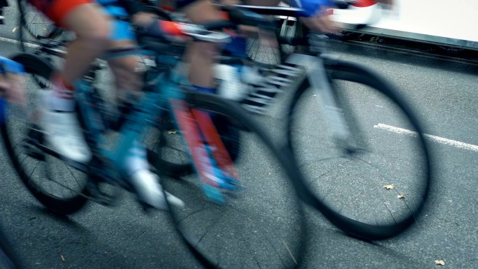自行车运动员在比赛中快速通过