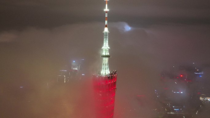 天空之城之广州塔云海中亮灯祝贺春节快乐