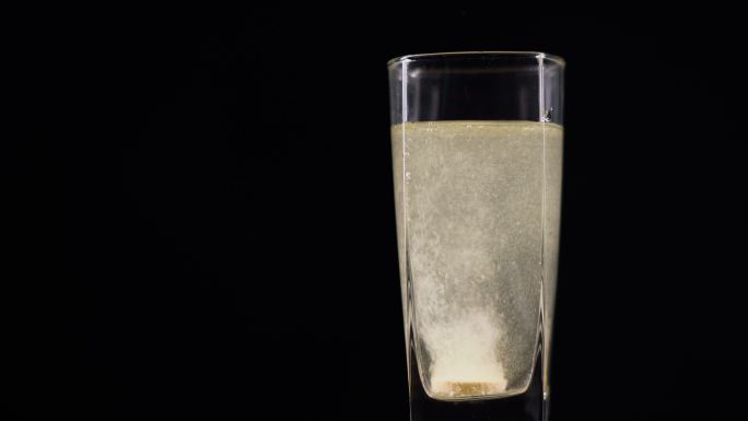 维生素C片溶解在一杯新鲜的矿物静水中