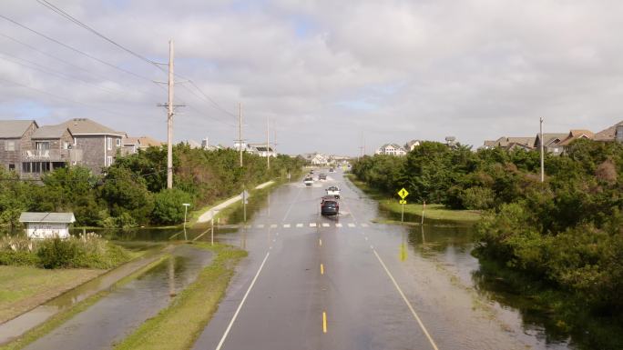 洪水侵袭的道路水灾积水公路