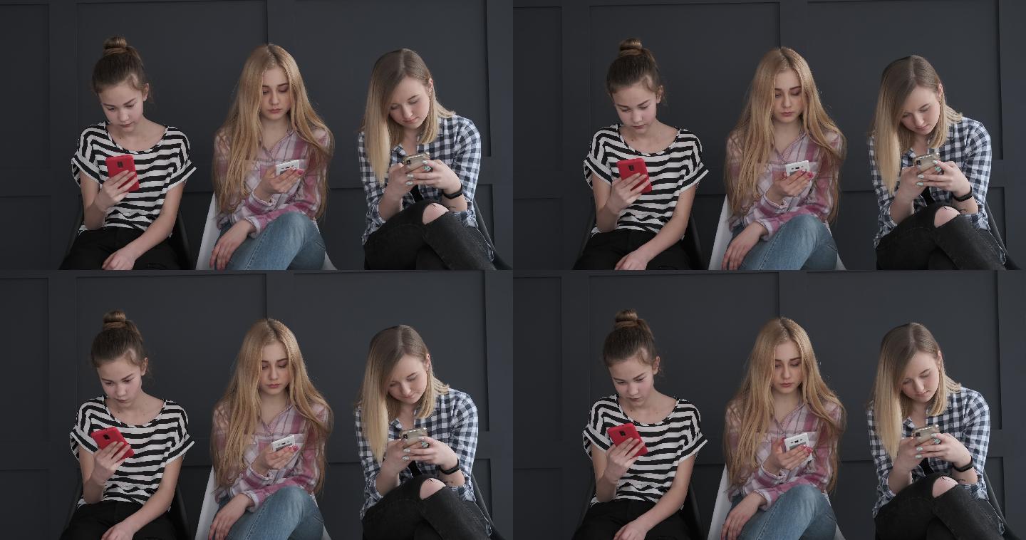 三个女孩用手机聊天