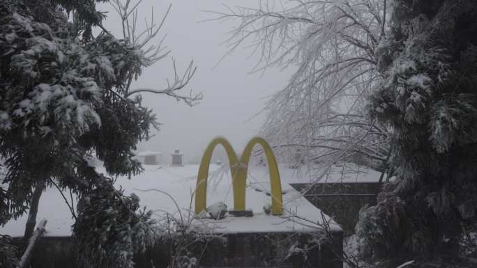 6K冰雪中的麦当劳标志