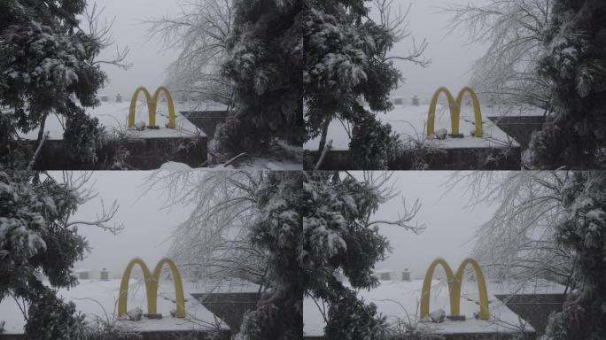 6K冰雪中的麦当劳标志