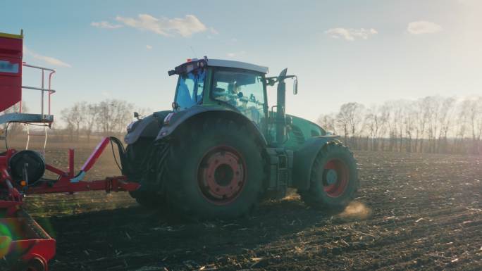 一台大型播种机在阳光下穿过田地