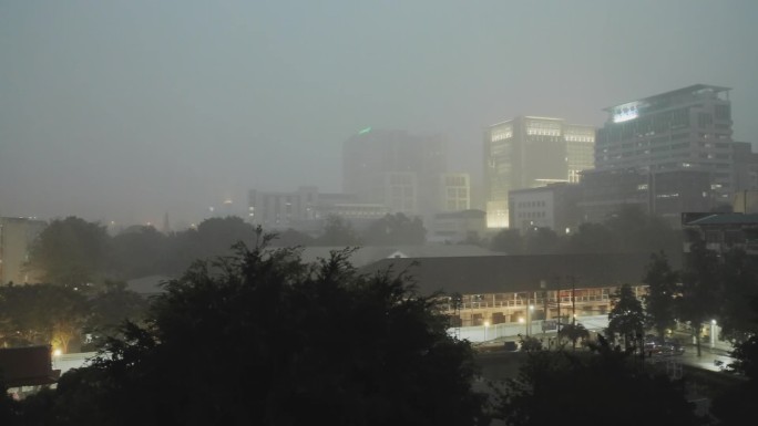 曼谷的大雨天空云层黑夜夜晚雷击乌云暴雨来