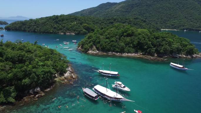 蓝色的湖泊湖水青山绿水船只