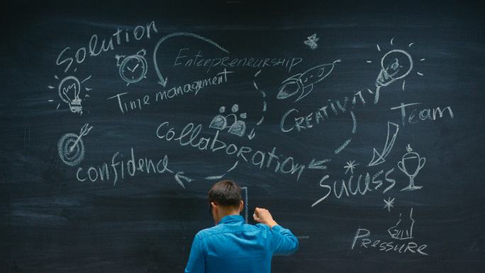 年轻人在黑板上画出创业灵感关键词