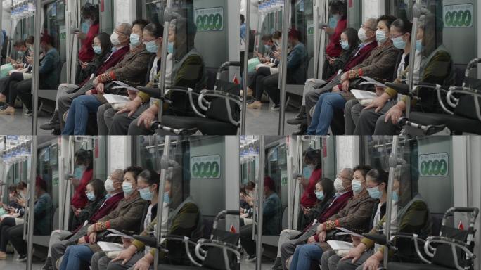 老年人戴口罩乘坐地铁