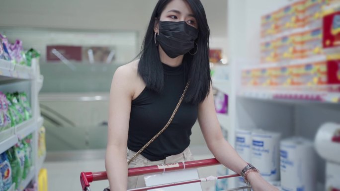 在超市购物的女孩疫情期间到超市采购戴口罩
