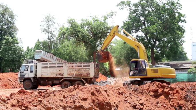 挖掘机和自卸车工地土方渣土车