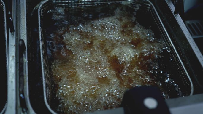 厨师用油炸食物煮沸的油电炸锅高油食品