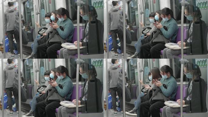 戴口罩乘地铁看手机