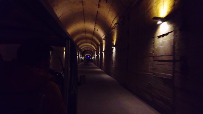 穿越地下隧道