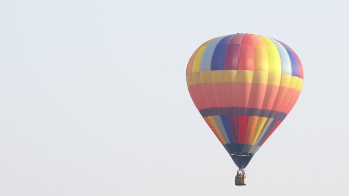 彩色热气球在空中飞行