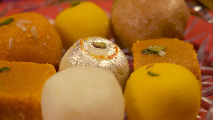 印度节日用盘子盛放的各种印度糖果