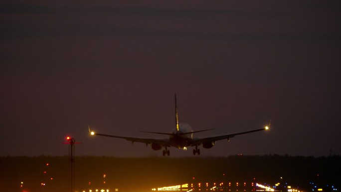 飞机夜间降落在跑道上
