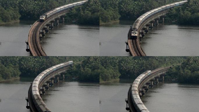 火车在桥上行驶老式