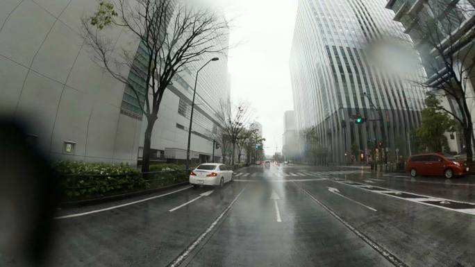 雨天开车雨后开车城区路面直行清晨日暮