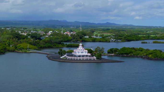 四面环海的白色印度寺庙航拍素材