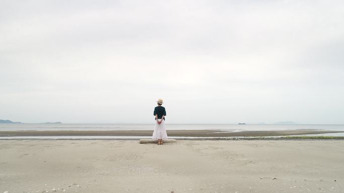 海滩上的女人面向大海文艺小资清新