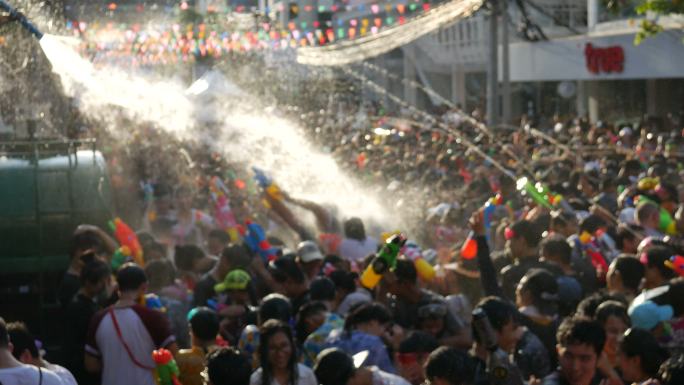 泰国新年泼水节特色水枪去除污秽疾病病痛