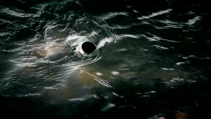 旧的坏相机在水下水中的相机证物遗失丢弃相