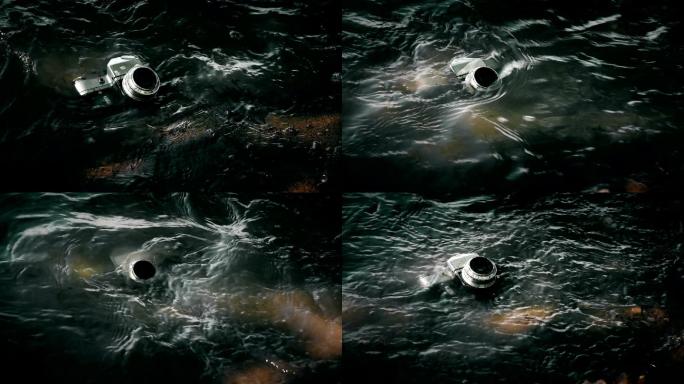 旧的坏相机在水下水中的相机证物遗失丢弃相