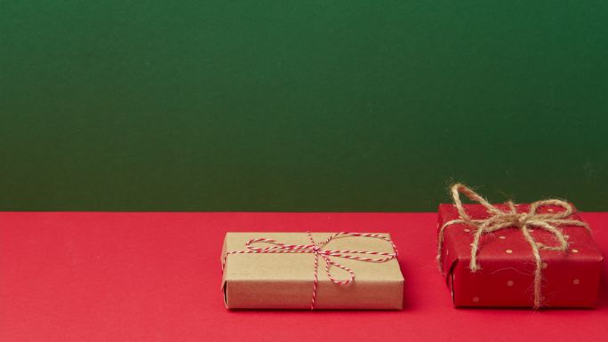 圣诞新年礼盒在红色背景上移动