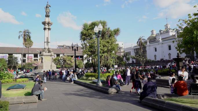 厄瓜多尔基多的许多游客和当地人