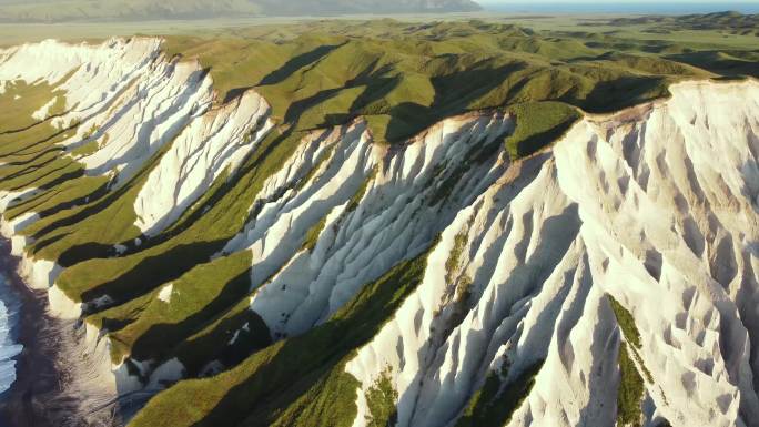 俄罗斯伊图鲁普岛沿岸的白色岩石