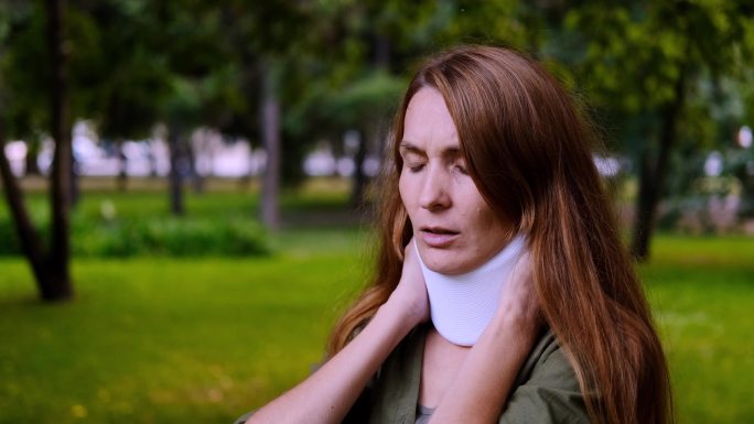 女性因受伤而戴着颈部项圈