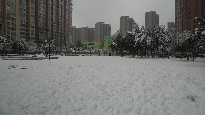 冬天冬季下大雪小区白雪下雪堆雪人场景场面