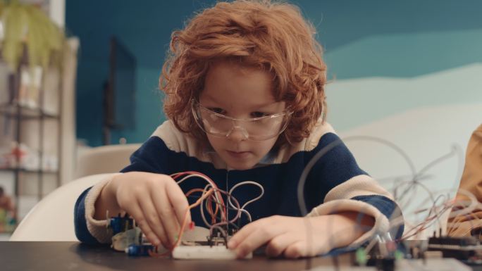 学童建造机器人视频素材