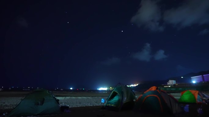 海边夜晚露营