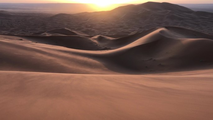 沙漠中的日出荒漠黄沙滚滚日落黄昏太阳清晨