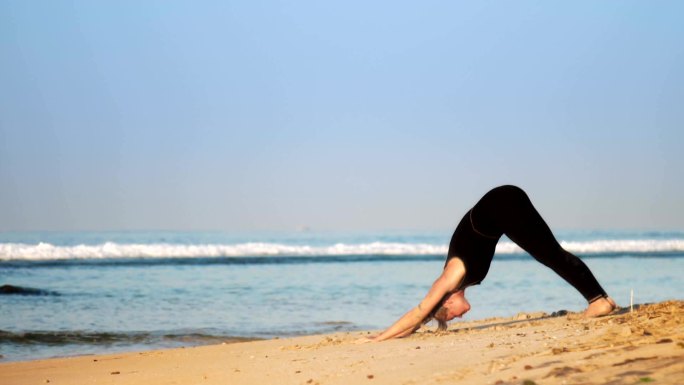 海边练瑜伽的女人国外外国大海舒展身体锻炼