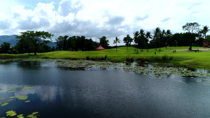 从泳池别墅俯瞰高尔夫球场和小湖。