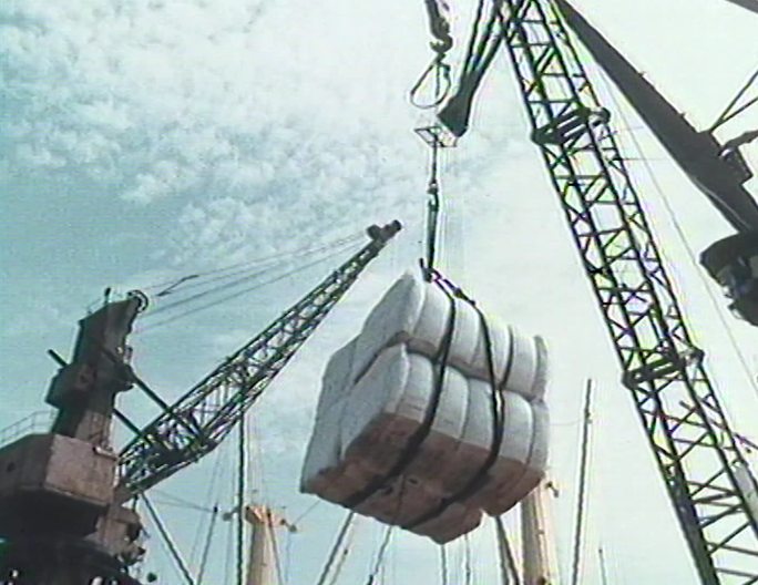 70年代大型港口码头工人装卸货物