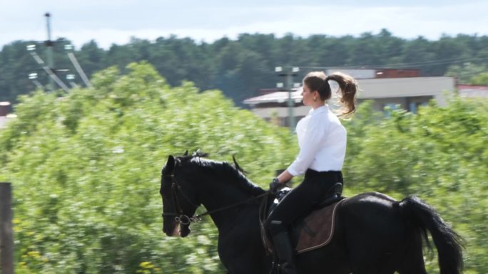 穿着白衬衫和黑裤子的女孩骑马
