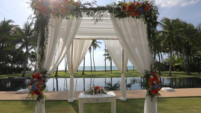 准备好的婚礼会场装饰坠入爱河海滩