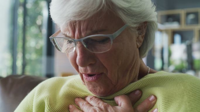 一名老年人在家使用数字平板电脑时胸痛
