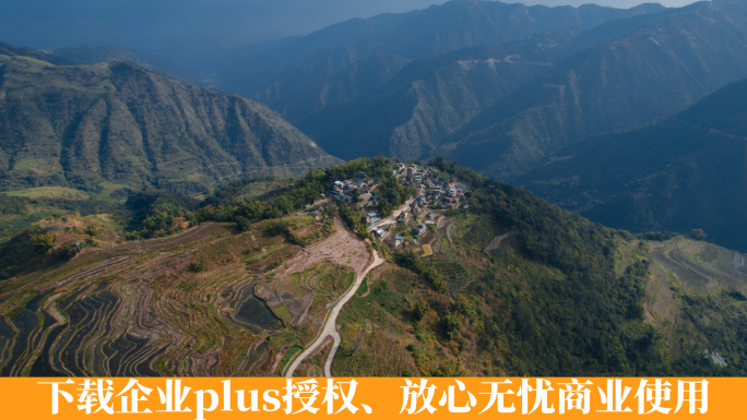 云南红河山顶哈尼村寨群山延绵和梯田全景