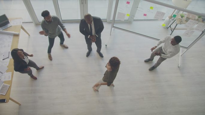 在办公室跳舞放松团队团体