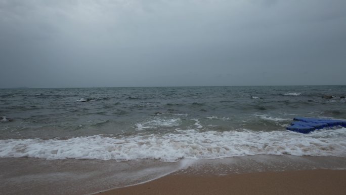 海浪冲击沙滩