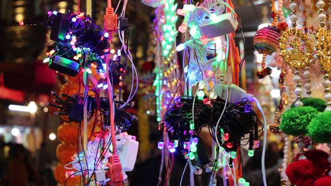 印度马哈拉施特拉邦孟买市场排灯节的神灯