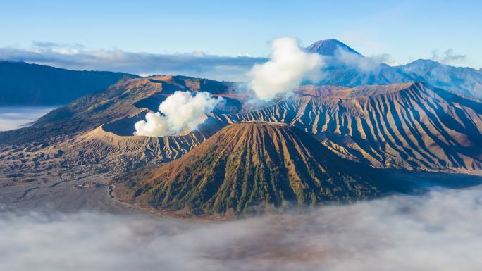 布罗莫火山和薄雾自然火山灰云天